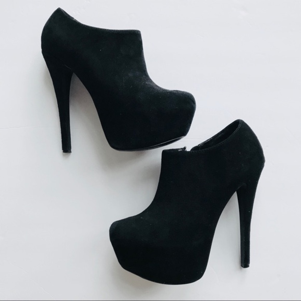 Steve Madden Vippper Black Suede Stilettos